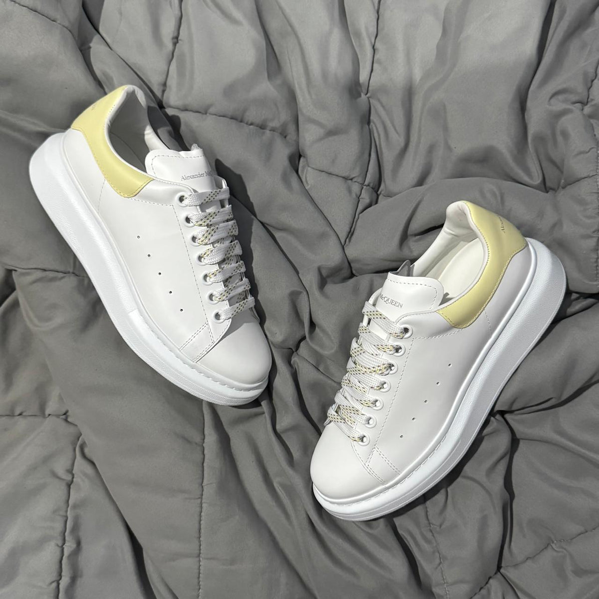 MCQUEEN OVERZIED WHITE PINK