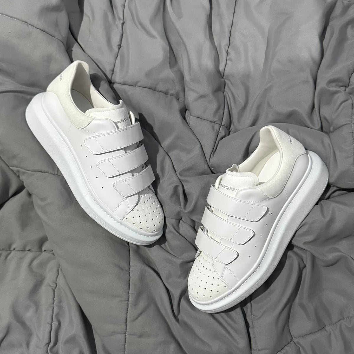 MCQUEEN OVERZIED WHITE STRAP