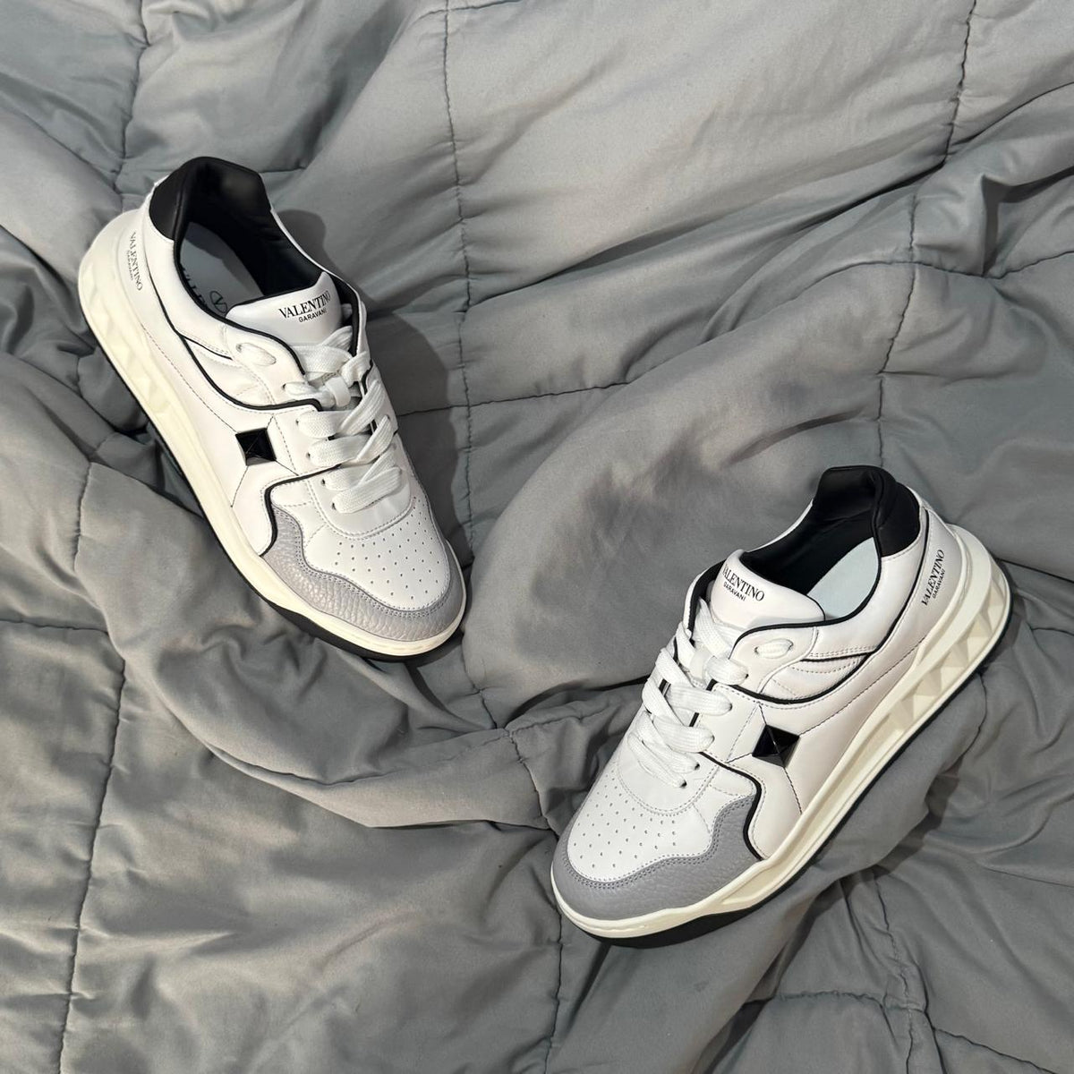 VALENTINO ONE STUD WHITE BLACK