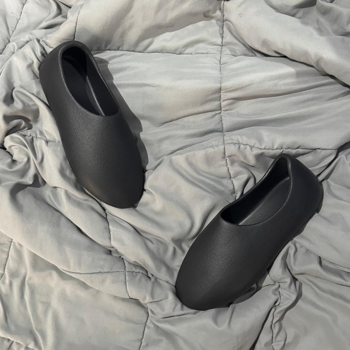 YEEZY SLIDES BY KANYE