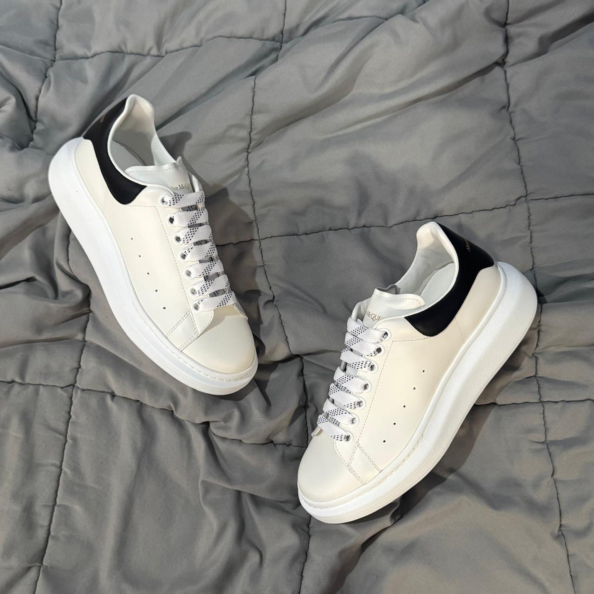 MCQUEEN OVERSIZED BLACK WHITE