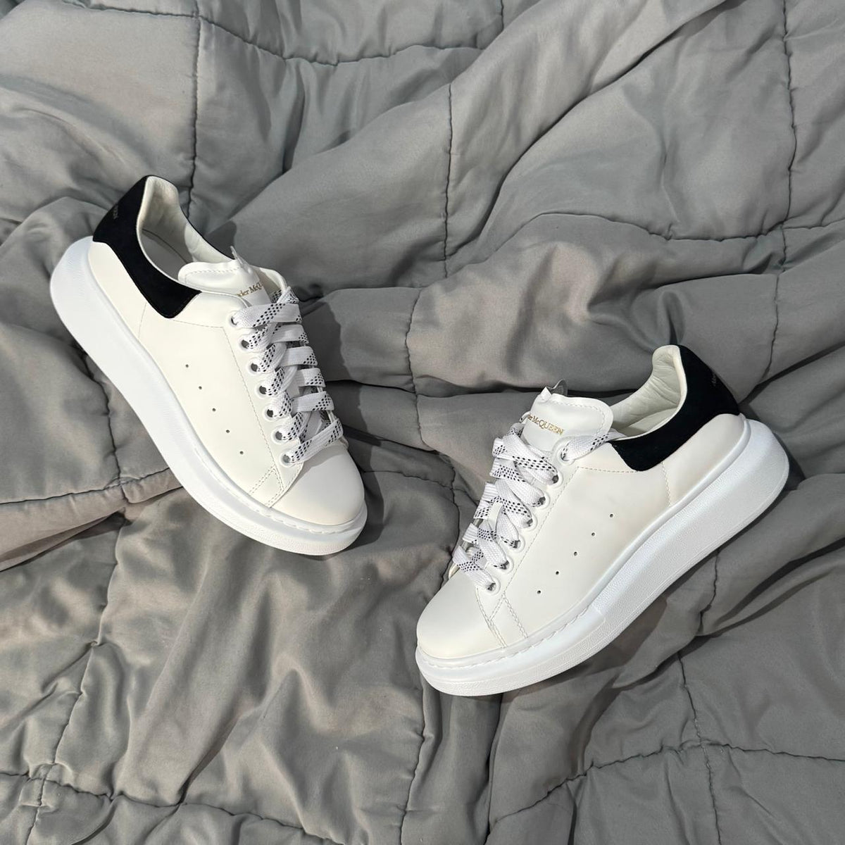 MCQUEEN OVERSIZED WHITE BLACK