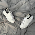 MCQUEEN OVERSIZED WHITE BLACK DETALLE*