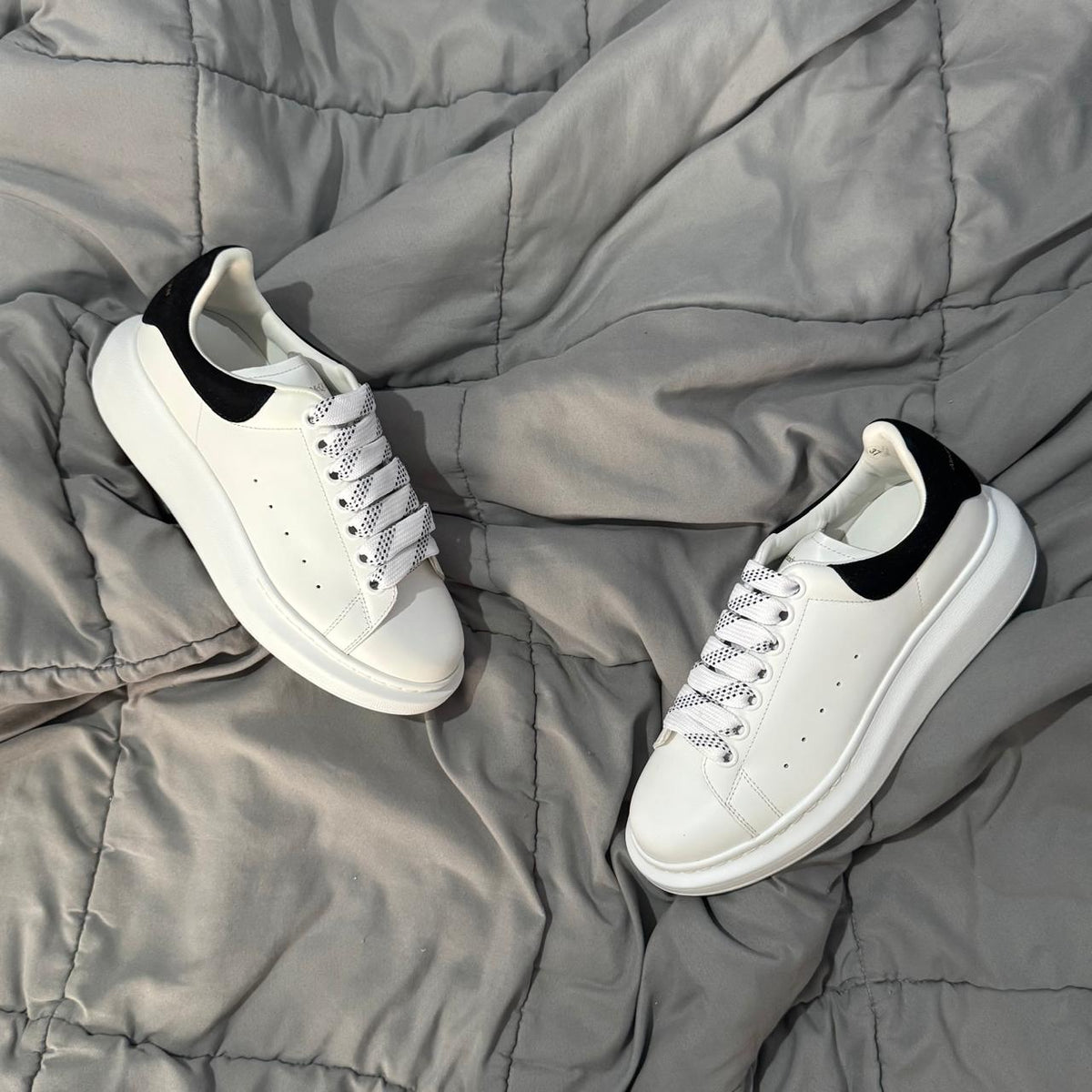MCQUEEN OVERSIZED WHITE BLACK DETALLE*